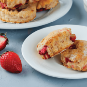 Сконс с ягоди и сметана