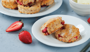 Сконс с ягоди и сметана