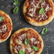 Мини пици с пеперони Мини пици с пеперони