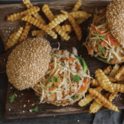 Пуешки бургери с азиатска салата