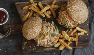 Пуешки бургери с азиатска салата